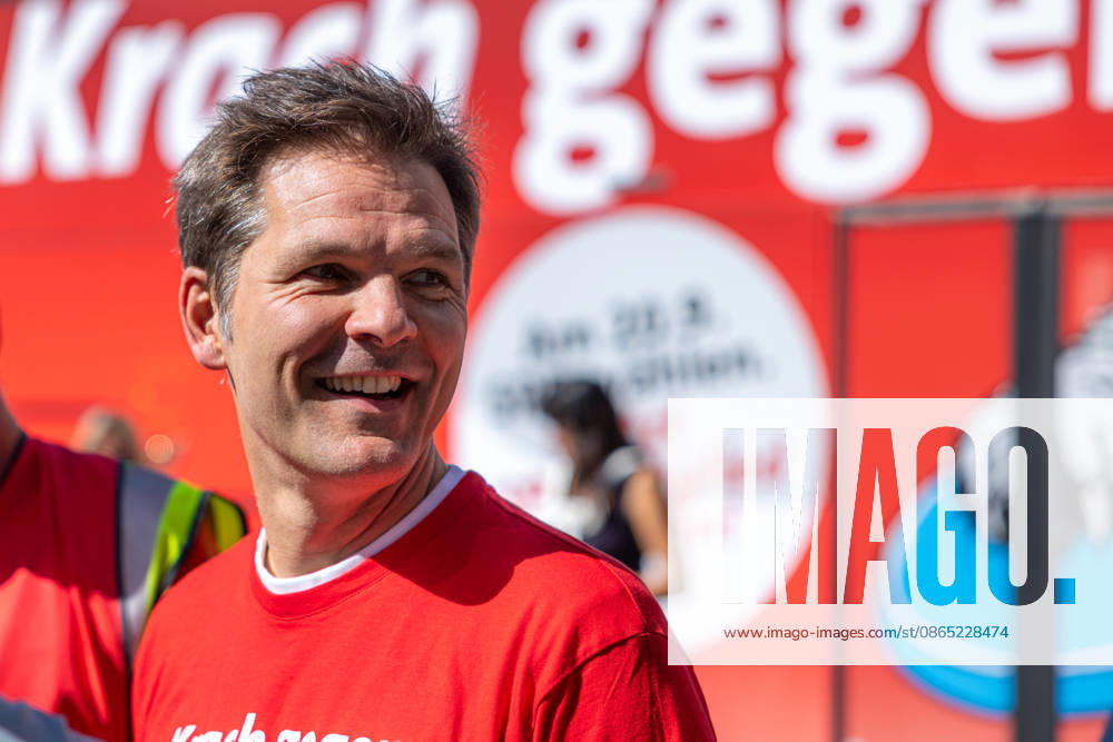 Steffen Krach s Election Campaign, Germany, Berlin, August 29, 2026: SPD lead candidate Steffen Krach in the pedestrian zone on Wilmersdorfer Straße in Berlin’s Charlottenburg district, with the slogan Krach Against Nazis. Steffen Krach is the lead candidate for the 2026 House of Representatives election and for the office of Governing Mayorof Berlin