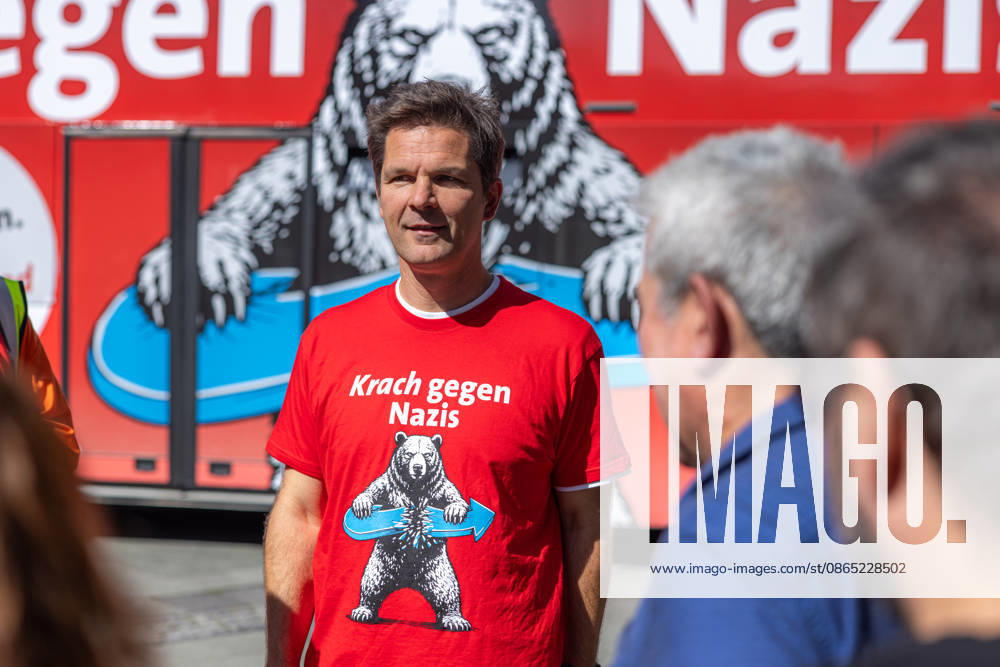 Steffen Krach s Election Campaign, Germany, Berlin, August 29, 2026: SPD lead candidate Steffen Krach in the pedestrian zone on Wilmersdorfer Straße in Berlin’s Charlottenburg district, with the slogan Krach Against Nazis. Steffen Krach is the lead candidate for the 2026 House of Representatives election and for the office of Governing Mayorof Berlin