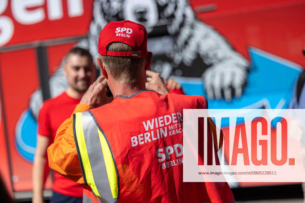 Steffen Krach s Election Campaign, Germany, Berlin, August 29, 2026: SPD lead candidate Steffen Krach in the pedestrian zone on Wilmersdorfer Straße in Berlin’s Charlottenburg district, with the slogan Krach Against Nazis. Steffen Krach is the lead candidate for the 2026 House of Representatives election and for the office of Governing Mayorof Berlin