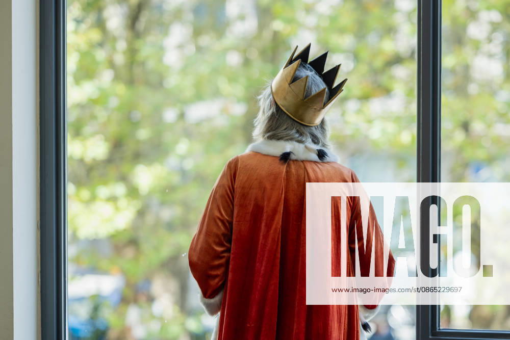 Costume Parade at the Deutsche Oper Berlin, Germany, Berlin, August 29, 2026. With the slogan Unless the People Live Here, the Deutsche Oper Berlin kicked off its new season. Numerous visitors dressed up in costumes from the opera’s wardrobe. One person, dressed as a king with gray hair, a golden crown, and a red ermine cape