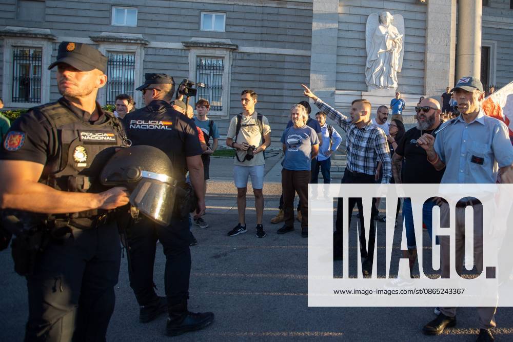 A man gives a fascist salute in front of a group of National Police officers during a far-right rally in Madrid.Rally organized by far-right groups such as Europe Save Act, Revuelta, and Reconquista in support of remigration, under the slogan Save Spain, save Europe! Madrid Spain - ZUMAs197 20260829_aaa_s197_152