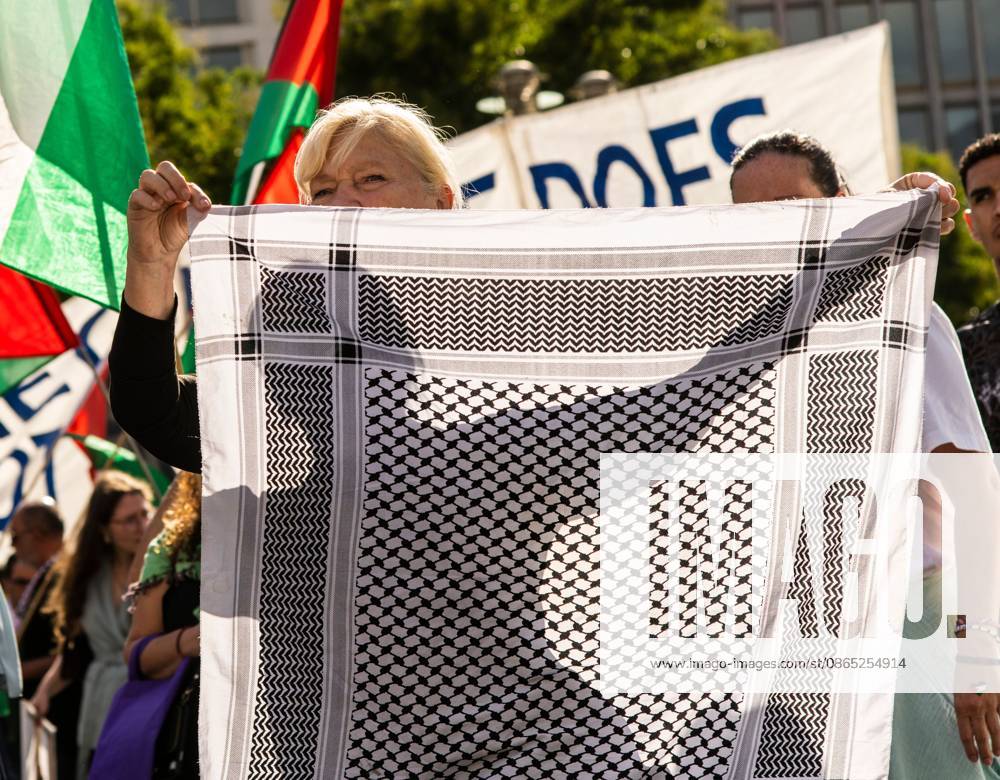 BERLIN, GERMANY, AUGUST 29, 2026: Hundreds of people take part in a pro-Palestinian demonstration in central Berlin, criticizing the German government s policy toward Israel and its position on the war in Gaza. Police in riot gear accompany the march, which is led by members of the Palestinian diaspora. The demonstration concludes near Berlin City Hall, where participants display an installation commemorating children killed in Gaza, including a vehicle presented in reference to Hind Rajab, a Palestinian girl killed in Gaza in 2024. Berlin Germany - ZUMAq101 20260829_zna_q101_173