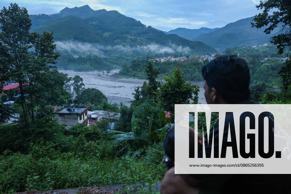 People in Nepal flee homes amid flash flood warning BIDUR, NEPAL - AUGUST 30: A man and his child living along the Trishuli River take shelter at higher ground after fleeing home early in the morning, as authorities issue new flash flood warning, in Bidir, Nuwakot, Nepal, on August 30, 2026. More than 2,000 people remain missing while hundreds of people have died, following the flash flood and landslide near the Nepal-China border earlier. Among the missing foreign nationals include those from China, India, the United States, Australia, the United Kingdom and South Korea. Daniel Ceng Anadolu Bidur Nepal. Editorial use only. Please get in touch for any other usage.