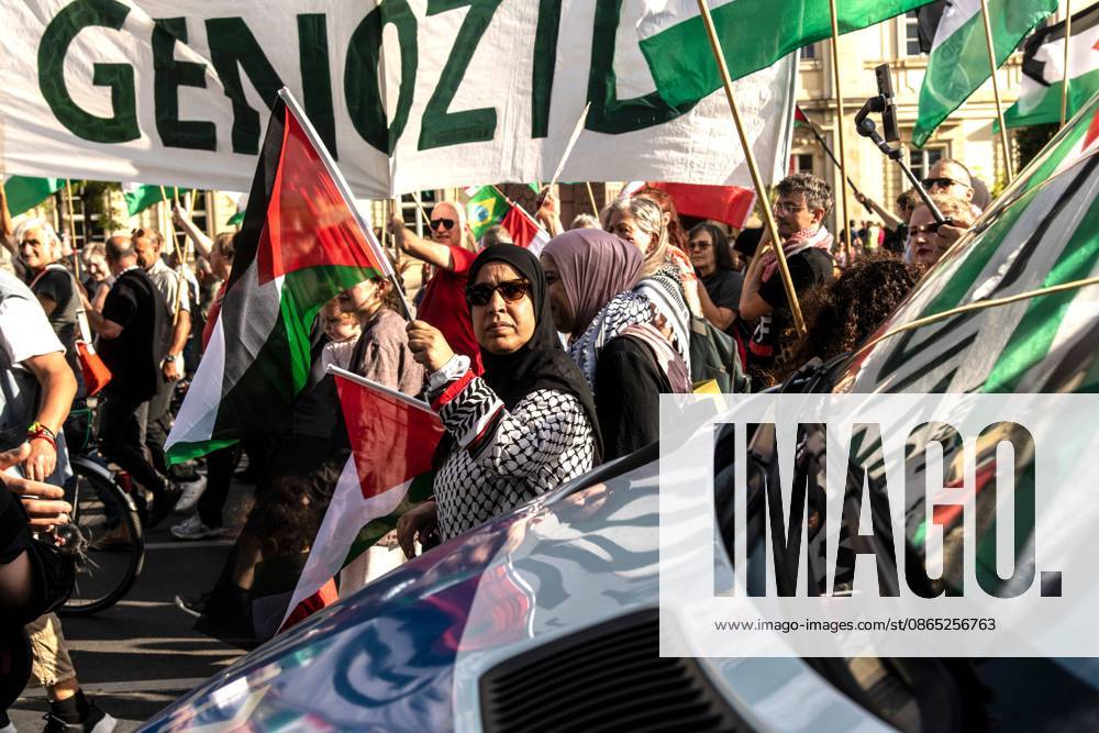 BERLIN, GERMANY, AUGUST 29, 2026: Hundreds of people take part in a pro-Palestinian demonstration in central Berlin, criticizing the German government s policy toward Israel and its position on the war in Gaza. Police in riot gear accompany the march, which is led by members of the Palestinian diaspora. The demonstration concludes near Berlin City Hall, where participants display an installation commemorating children killed in Gaza, including a vehicle presented in reference to Hind Rajab, a Palestinian girl killed in Gaza in 2024. Berlin Germany - ZUMAq101 20260829_zna_q101_191
