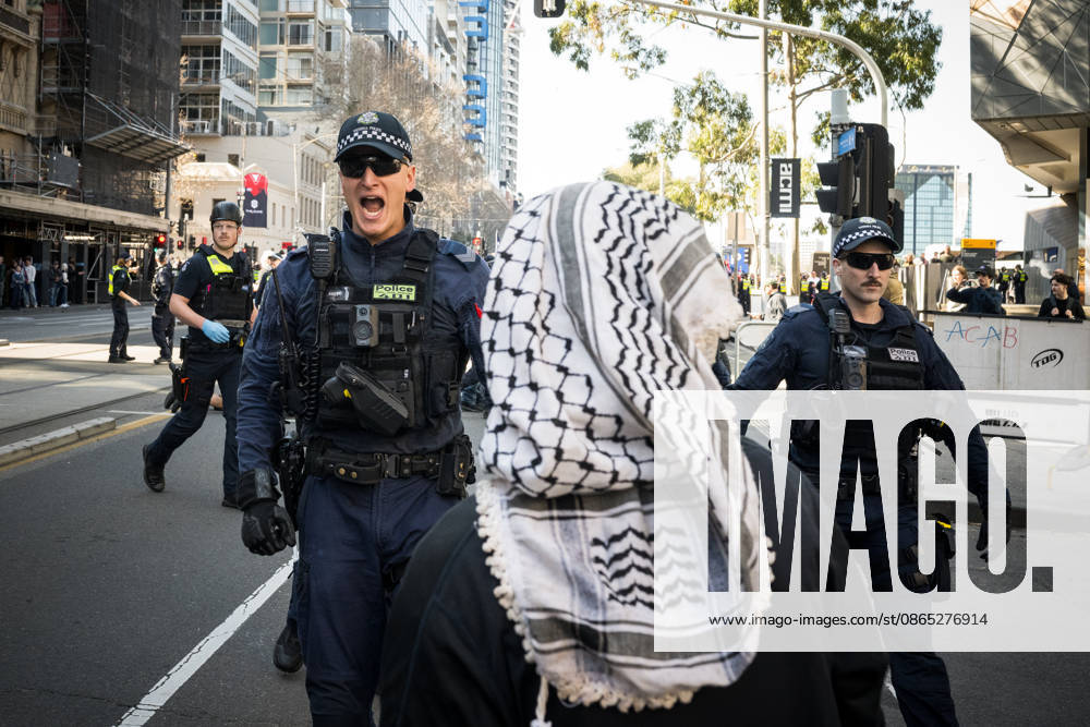 ANTI IMMIGRATION RALLY, Police force back counter protestors during a far right March for Australia anti-immigration rally in Melbourne, Sunday, August 30, 2026. ( NO ARCHIVING MELBOURNE VICTORIA AUSTRALIA