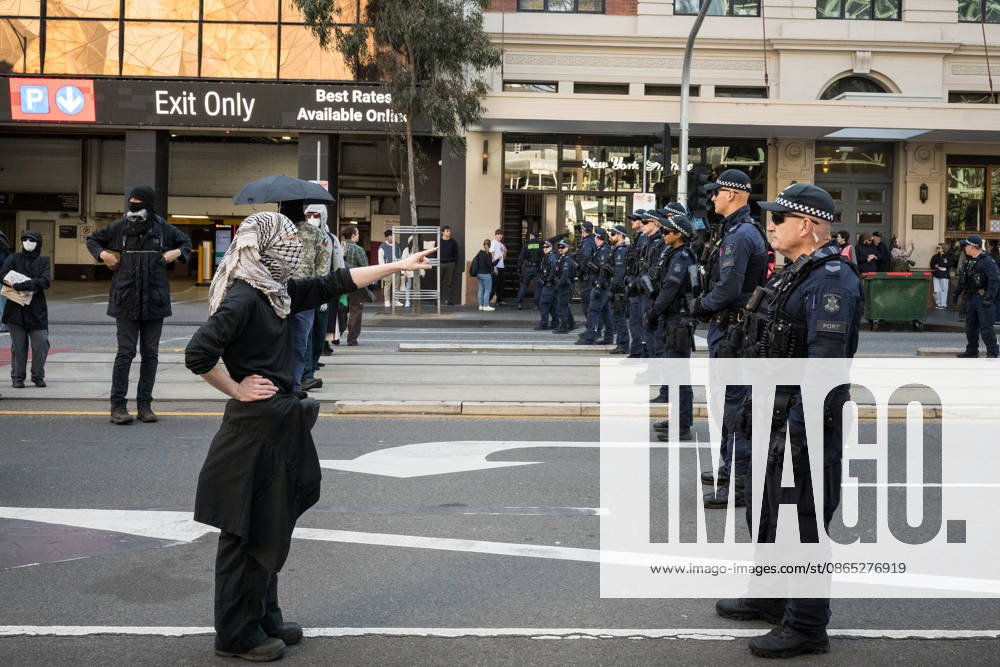 ANTI IMMIGRATION RALLY, Police force back counter protestors during a far right March for Australia anti-immigration rally in Melbourne, Sunday, August 30, 2026. ( NO ARCHIVING MELBOURNE VICTORIA AUSTRALIA
