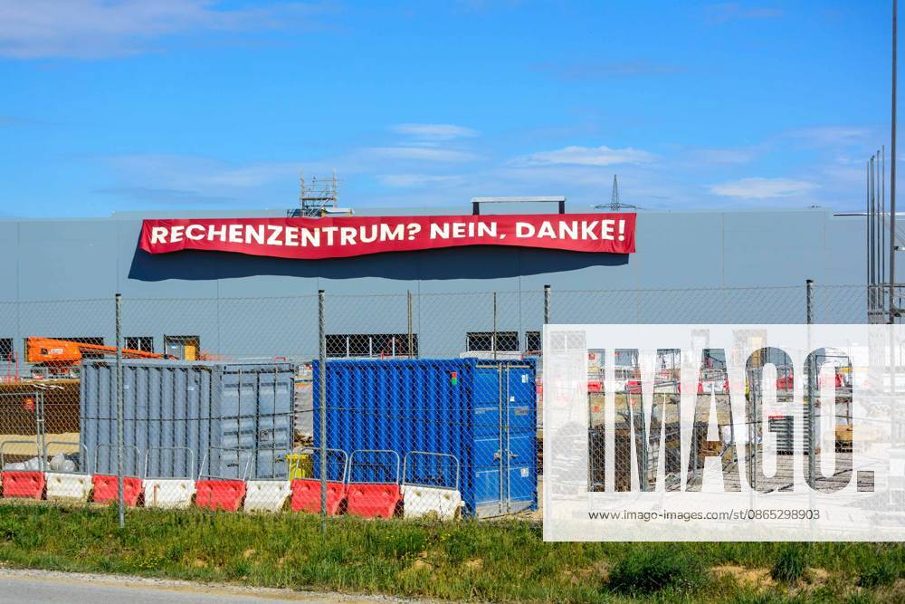 Kronstorf, Österreich, 30. August 2026: Demonstranten drangen auf das Baugelände des Google-Rechenzentrums vor und brachten ein Plakat mit der Aufschrift RECHENZENTRUM NEIN, DANKE an.