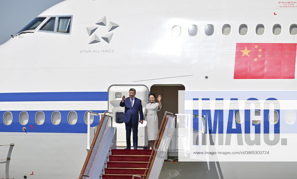 (260830) -- BISHKEK, Aug. 30, 2026 -- Chinese President Xi Jinping and his wife Peng Liyuan step out of the airplane cabin upon arrival in Bishkek, Kyrgyzstan, Aug. 30, 2026. Xi landed in Bishkek on Sunday for the Shanghai Cooperation Organization (SCO) Summit 2026 and a state visit to Kyrgyzstan upon the invitation of President Sadyr Japarov of Kyrgyzstan. ) KYRGYZSTAN-BISHKEK-CHINA-XI JINPING-SCO SUMMIT-STATE VISIT-ARRIVAL ZhaixJianlan