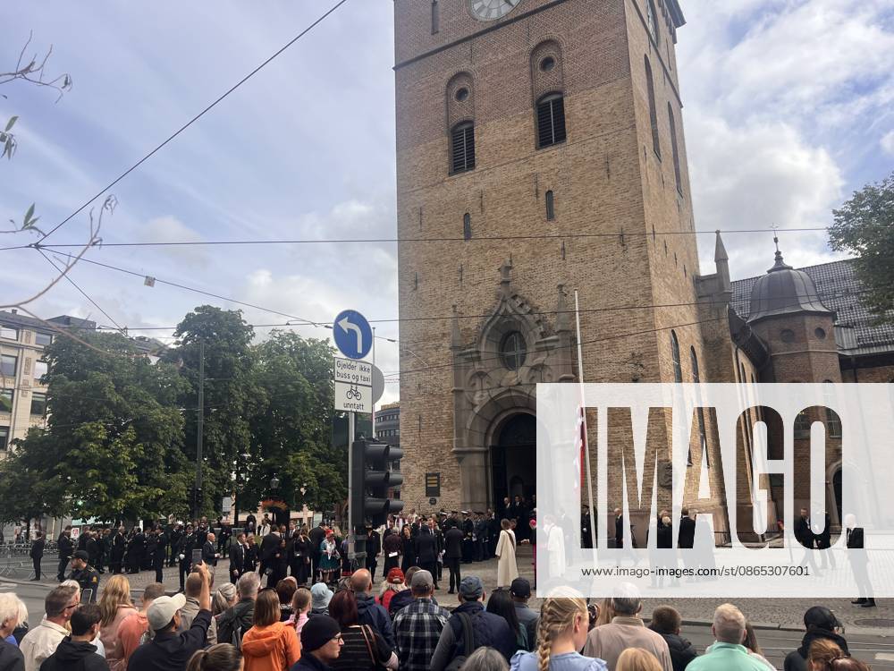 In der Domkirche in Oslo haben König Harald V. und Königin Sonja am 29.08.1968 geheiratet. Am Sonntag, 30. August 2026 findet hier ein Trauergottesdienst statt. Menschen trauern nach dem Tod von Norwegens König Harald V. in Oslo. Oslo, Norwegen, 30.08.2026. König Harald V. von Norwegen ist am Freitag, den 28. August 2026, im Alter von 89 Jahren friedlich im Reichskrankenhaus in Oslo verstorben. Seit der Nachricht von seinem Tod herrscht in ganz Norwegen tiefe Trauer. Zehntausende Menschen strömen zum Schlossplatz vor dem Königlichen Schloss in Oslo, um mit einem Meer aus bunten Blumen, brennenden Kerzen, handgeschriebenen Briefen und Flaggen Abschied von ihrem geliebten Monarchen zu nehmen. Harald V. galt über Jahrzehnte als der