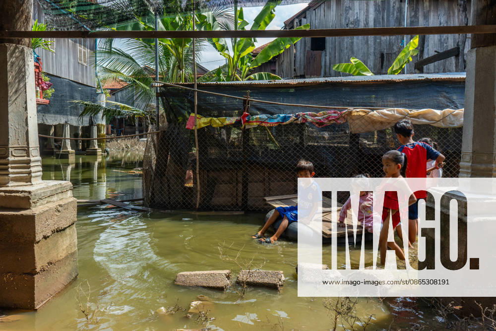 Flooded Kratie braces for another round of flooding PHUMI PREAK CHIK, CAMBODIA - AUGUST 30: Children swim and play in the flooded courtyards of their homes, while some residents remain surrounded by the water as floodwaters have inundated homes, a mosque and a school in Phumi Preak Chik, Cambodia, on August 30, 2026. Magdalena Chodownik Anadolu Phumi Preak Chik Cambodia. Editorial use only. Please get in touch for any other usage.