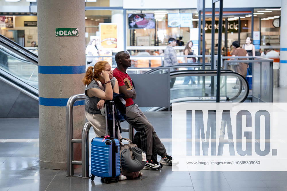 The DGT anticipates 6.9 million trips during the final special summer travel operation. Passengers wait at the South Bus Station during the summer return operation, on August 30, 2026, in Madrid, Spain. This year, the special operation began at 3:00 p.m. on Friday, August 28, and will conclude at midnight on Monday, August 31. The DGT estimates that the return travel will occur in waves and, as is the case every year, they will coincide with the outbound travel of those taking their vacations in September and with those returning to their usual residences in other European countries after the summer break. Furthermore, this return operation also coincides with the MotoGP Aragon Grand Prix, an event that will generate significant traffic—pa