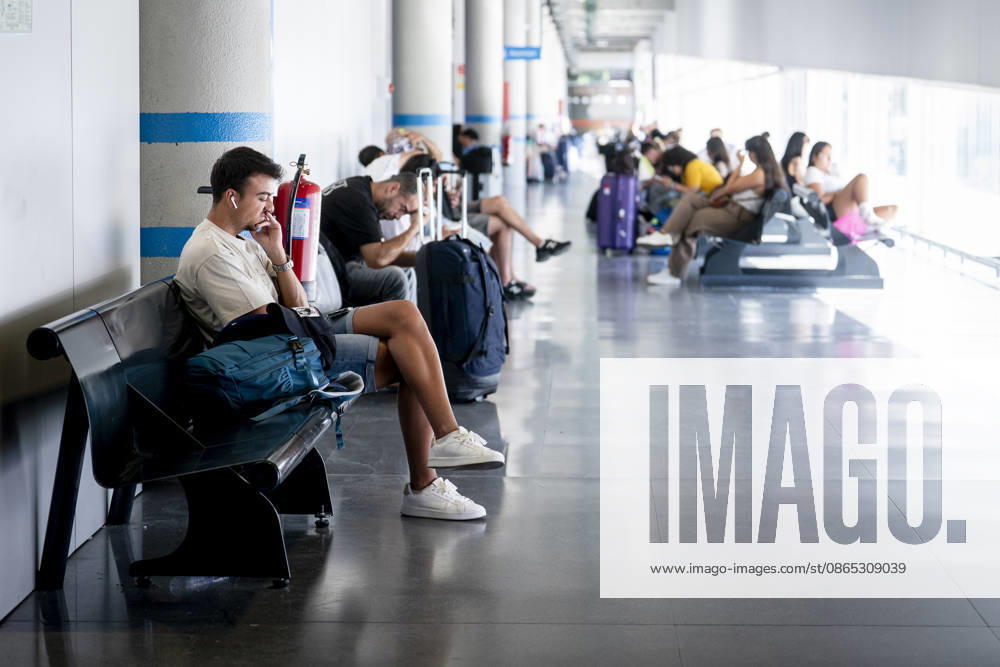 The DGT anticipates 6.9 million trips during the final special summer travel operation. Passengers wait at the South Bus Station during the summer return operation, on August 30, 2026, in Madrid, Spain. This year, the special operation began at 3:00 p.m. on Friday, August 28, and will conclude at midnight on Monday, August 31. The DGT estimates that the return travel will occur in waves and, as is the case every year, they will coincide with the outbound travel of those taking their vacations in September and with those returning to their usual residences in other European countries after the summer break. Furthermore, this return operation also coincides with the MotoGP Aragon Grand Prix, an event that will generate significant traffic—pa