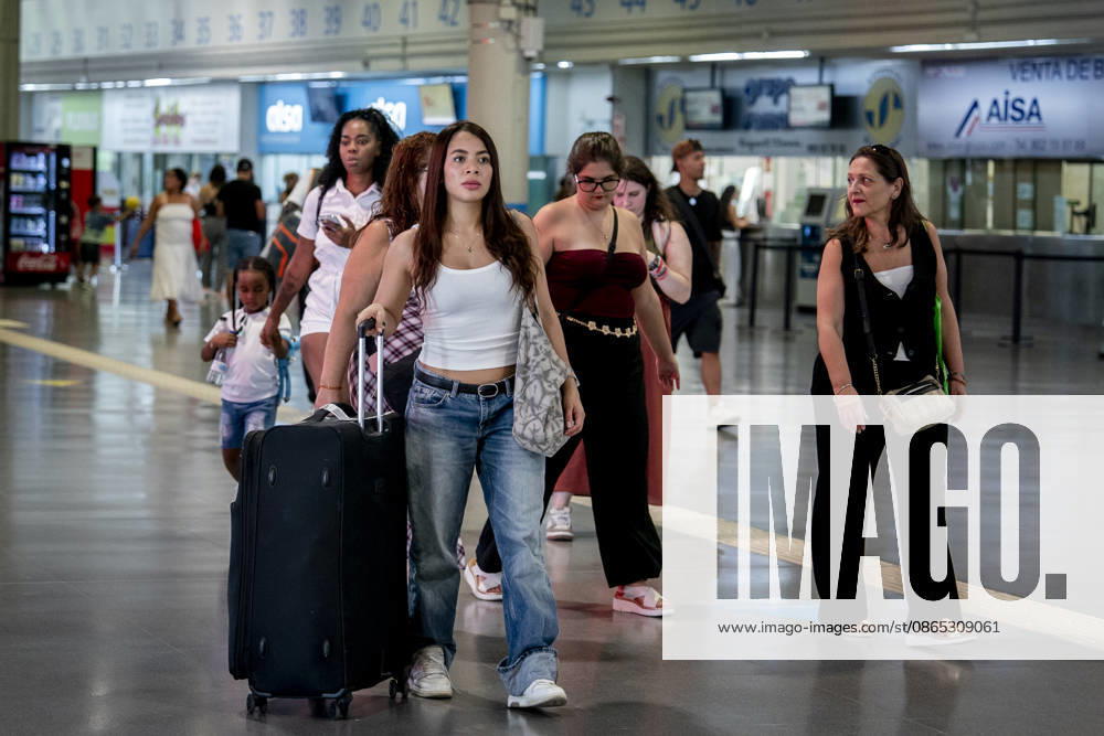 The DGT anticipates 6.9 million trips during the final special summer travel operation. Passengers wait at the South Bus Station during the summer return operation, on August 30, 2026, in Madrid, Spain. This year, the special operation began at 3:00 p.m. on Friday, August 28, and will conclude at midnight on Monday, August 31. The DGT estimates that the return travel will occur in waves and, as is the case every year, they will coincide with the outbound travel of those taking their vacations in September and with those returning to their usual residences in other European countries after the summer break. Furthermore, this return operation also coincides with the MotoGP Aragon Grand Prix, an event that will generate significant traffic—pa
