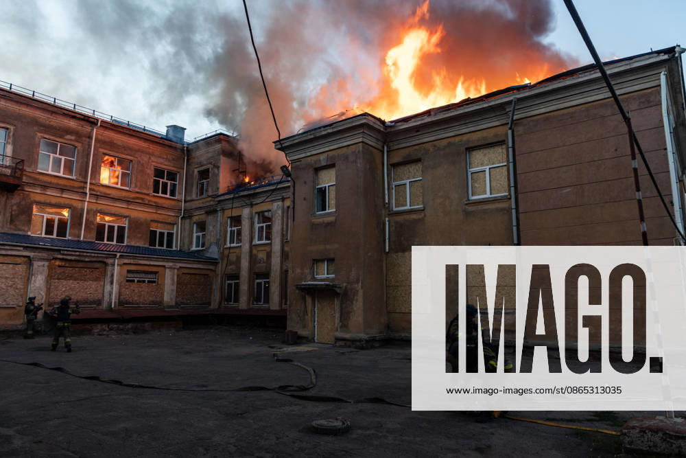 Facility building hit by Russian airstrike in Kramatorsk KRAMATORSK, UKRAINE - AUGUST 30: Firefighters work to extinguish a fire at a facility building following a Russian airstrike in Kramatorsk, Ukraine, on August 30, 2026. Francisco Richart Anadolu Kramatorsk Ukraine. Editorial use only. Please get in touch for any other usage.