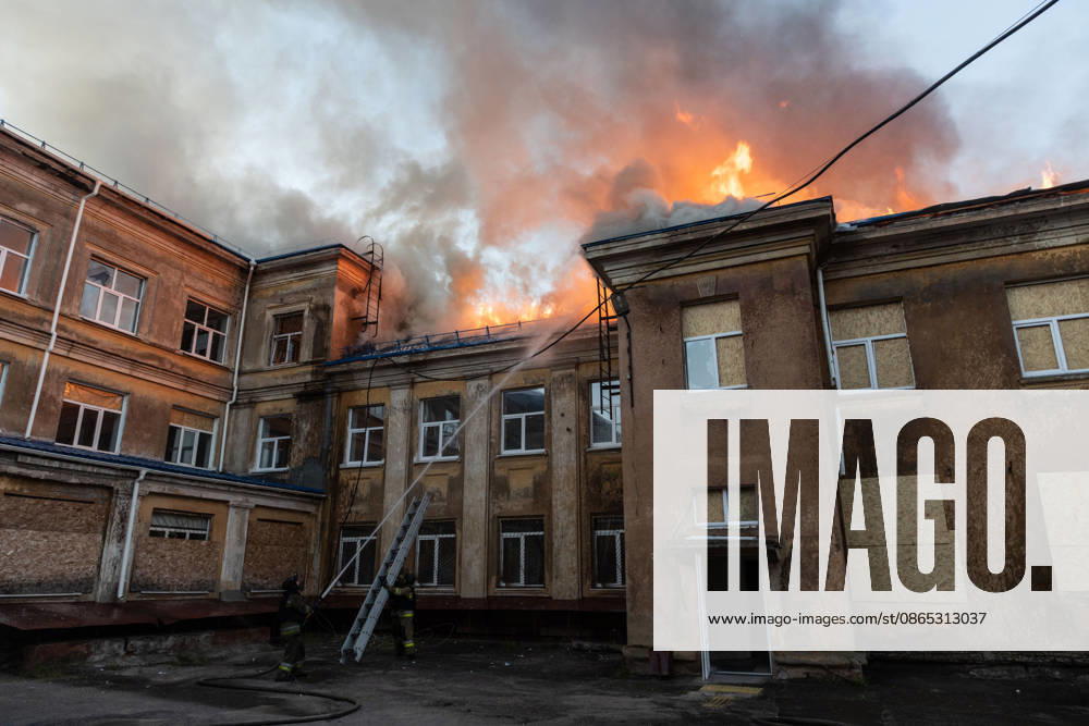 Facility building hit by Russian airstrike in Kramatorsk KRAMATORSK, UKRAINE - AUGUST 30: Firefighters work to extinguish a fire at a facility building following a Russian airstrike in Kramatorsk, Ukraine, on August 30, 2026. Francisco Richart Anadolu Kramatorsk Ukraine. Editorial use only. Please get in touch for any other usage.