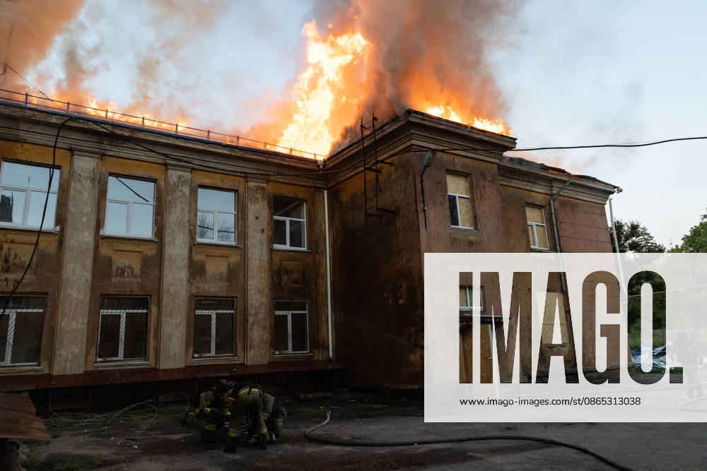 Facility building hit by Russian airstrike in Kramatorsk KRAMATORSK, UKRAINE - AUGUST 30: Firefighters work to extinguish a fire at a facility building following a Russian airstrike in Kramatorsk, Ukraine, on August 30, 2026. Francisco Richart Anadolu Kramatorsk Ukraine. Editorial use only. Please get in touch for any other usage.