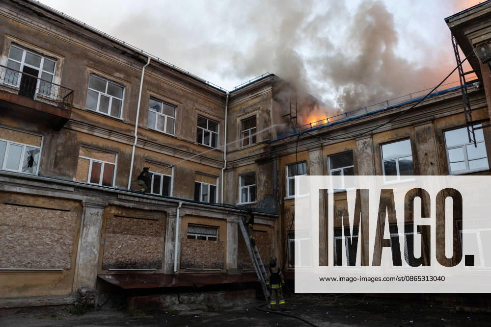 Facility building hit by Russian airstrike in Kramatorsk KRAMATORSK, UKRAINE - AUGUST 30: Firefighters work to extinguish a fire at a facility building following a Russian airstrike in Kramatorsk, Ukraine, on August 30, 2026. Francisco Richart Anadolu Kramatorsk Ukraine. Editorial use only. Please get in touch for any other usage.