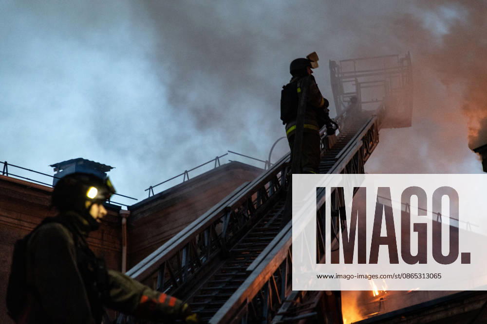 Facility building hit by Russian airstrike in Kramatorsk KRAMATORSK, UKRAINE - AUGUST 30: Firefighters on a crane operate at a fire in a facility building following a Russian airstrike in Kramatorsk, Ukraine, on August 30, 2026. Francisco Richart Anadolu Kramatorsk Ukraine. Editorial use only. Please get in touch for any other usage.
