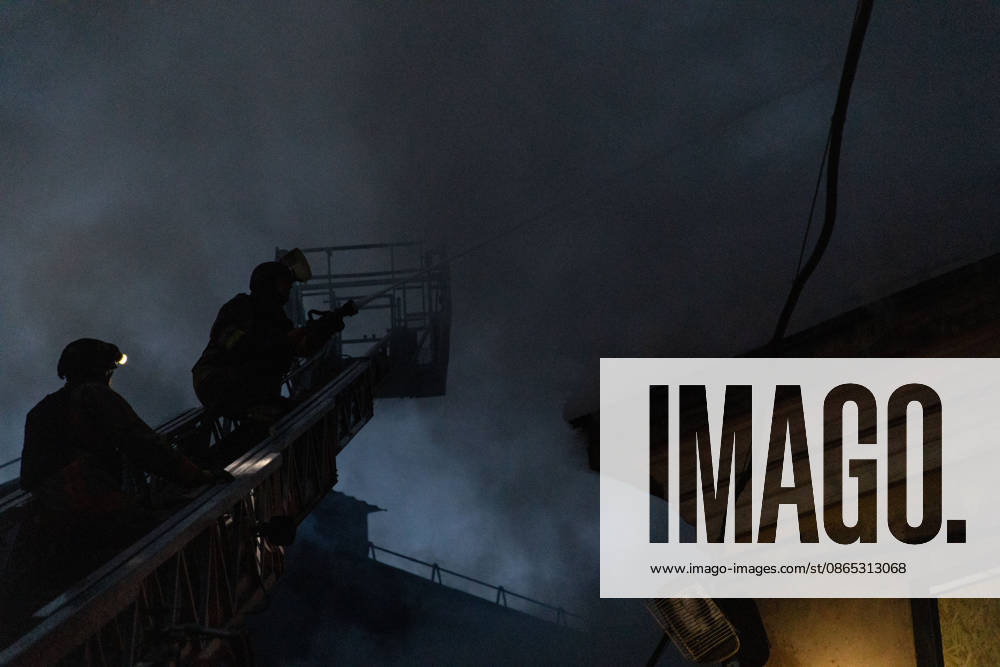 Facility building hit by Russian airstrike in Kramatorsk KRAMATORSK, UKRAINE - AUGUST 30: Firefighters on a crane operate at a fire in a facility building following a Russian airstrike in Kramatorsk, Ukraine, on August 30, 2026. Francisco Richart Anadolu Kramatorsk Ukraine. Editorial use only. Please get in touch for any other usage.