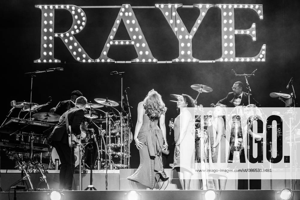 Raye on stage at Leeds Festival, Bramham Park, Leeds, UK, 30-08-26 Raye on stage at Leeds Festival, Bramham Park, Leeds, UK, 30-08-26, Credit:Anthony Longstaff Anthony Longstaff - B5746 Avalon UK, West Yorkshire, Leeds, Bramham Park, Wetherby