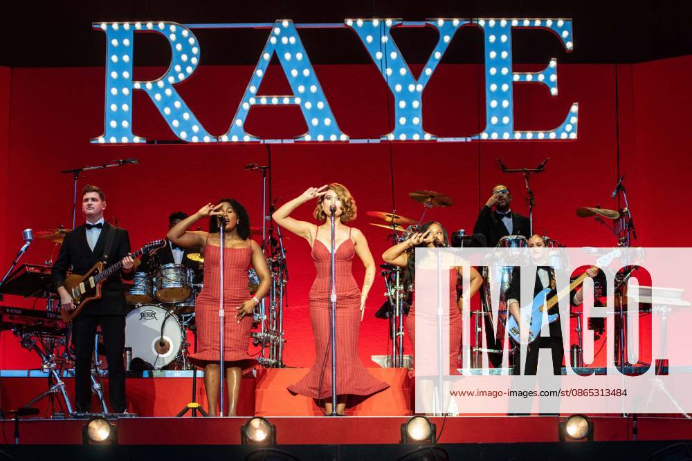 Raye on stage at Leeds Festival, Bramham Park, Leeds, UK, 30-08-26 Raye on stage at Leeds Festival, Bramham Park, Leeds, UK, 30-08-26, Credit:Anthony Longstaff Anthony Longstaff - B5746 Avalon UK, West Yorkshire, Leeds, Bramham Park, Wetherby