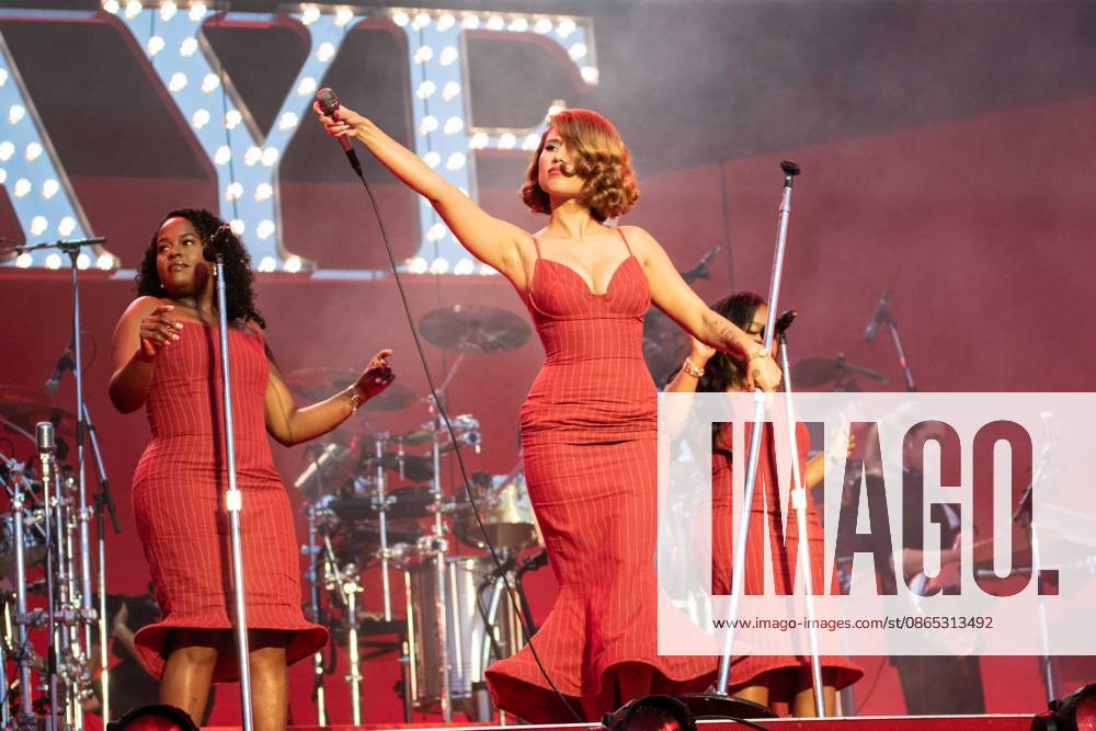 Raye on stage at Leeds Festival, Bramham Park, Leeds, UK, 30-08-26 Raye on stage at Leeds Festival, Bramham Park, Leeds, UK, 30-08-26, Credit:Anthony Longstaff Anthony Longstaff - B5746 Avalon UK, West Yorkshire, Leeds, Bramham Park, Wetherby