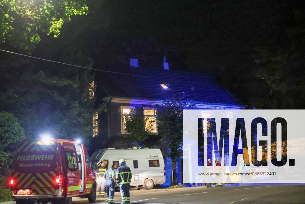 Deckeneinsturz in Mehrgenerationenhaus in Wuppertal-Beyenburg Großes Glück hatten die neun Bewohner eines Mehrgenerationenhauses im beschaulichen Wuppertal-Beyenburg. Am Sonntagabend (30.08.2026) stürzten gegen 21:25 Uhr plötzlich Teile der Wohnzimmerdecke im ersten Obergeschoss ein. Nur durch Glück wurde dabei niemand verletzt. Die Bewohner konnten sich eigenständig mit ihren drei Kindern ins Freie begeben und die Feuerwehr alarmieren. Umgehend wurde die Kurvenstraße gesperrt und ein Großaufgebot von Einsatzkräften rückte an. Ein Baufachberater des Technischen Hilfswerkes stellte bei der Begutachtung fest, dass die Lehmdecke im Wohnzimmer eingestürzt war, die Holzkonstruktion des Fachwerkes war jedoch unbeschädigt. Wie ein Spr