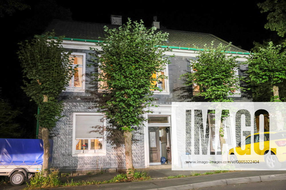 Deckeneinsturz in Mehrgenerationenhaus in Wuppertal-Beyenburg Großes Glück hatten die neun Bewohner eines Mehrgenerationenhauses im beschaulichen Wuppertal-Beyenburg. Am Sonntagabend (30.08.2026) stürzten gegen 21:25 Uhr plötzlich Teile der Wohnzimmerdecke im ersten Obergeschoss ein. Nur durch Glück wurde dabei niemand verletzt. Die Bewohner konnten sich eigenständig mit ihren drei Kindern ins Freie begeben und die Feuerwehr alarmieren. Umgehend wurde die Kurvenstraße gesperrt und ein Großaufgebot von Einsatzkräften rückte an. Ein Baufachberater des Technischen Hilfswerkes stellte bei der Begutachtung fest, dass die Lehmdecke im Wohnzimmer eingestürzt war, die Holzkonstruktion des Fachwerkes war jedoch unbeschädigt. Wie ein Spr