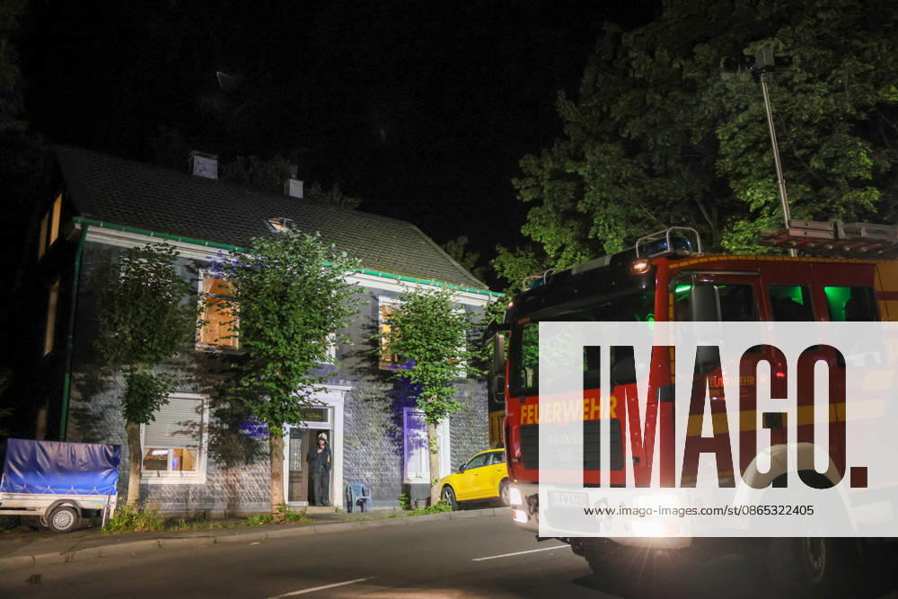 Deckeneinsturz in Mehrgenerationenhaus in Wuppertal-Beyenburg Großes Glück hatten die neun Bewohner eines Mehrgenerationenhauses im beschaulichen Wuppertal-Beyenburg. Am Sonntagabend (30.08.2026) stürzten gegen 21:25 Uhr plötzlich Teile der Wohnzimmerdecke im ersten Obergeschoss ein. Nur durch Glück wurde dabei niemand verletzt. Die Bewohner konnten sich eigenständig mit ihren drei Kindern ins Freie begeben und die Feuerwehr alarmieren. Umgehend wurde die Kurvenstraße gesperrt und ein Großaufgebot von Einsatzkräften rückte an. Ein Baufachberater des Technischen Hilfswerkes stellte bei der Begutachtung fest, dass die Lehmdecke im Wohnzimmer eingestürzt war, die Holzkonstruktion des Fachwerkes war jedoch unbeschädigt. Wie ein Spr