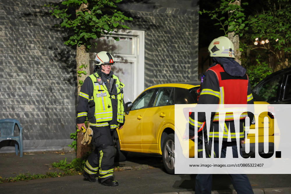 Deckeneinsturz in Mehrgenerationenhaus in Wuppertal-Beyenburg Großes Glück hatten die neun Bewohner eines Mehrgenerationenhauses im beschaulichen Wuppertal-Beyenburg. Am Sonntagabend (30.08.2026) stürzten gegen 21:25 Uhr plötzlich Teile der Wohnzimmerdecke im ersten Obergeschoss ein. Nur durch Glück wurde dabei niemand verletzt. Die Bewohner konnten sich eigenständig mit ihren drei Kindern ins Freie begeben und die Feuerwehr alarmieren. Umgehend wurde die Kurvenstraße gesperrt und ein Großaufgebot von Einsatzkräften rückte an. Ein Baufachberater des Technischen Hilfswerkes stellte bei der Begutachtung fest, dass die Lehmdecke im Wohnzimmer eingestürzt war, die Holzkonstruktion des Fachwerkes war jedoch unbeschädigt. Wie ein Spr