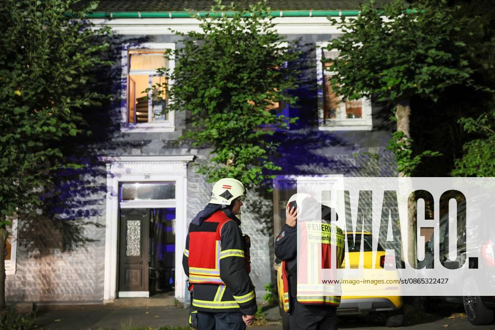 Deckeneinsturz in Mehrgenerationenhaus in Wuppertal-Beyenburg Großes Glück hatten die neun Bewohner eines Mehrgenerationenhauses im beschaulichen Wuppertal-Beyenburg. Am Sonntagabend (30.08.2026) stürzten gegen 21:25 Uhr plötzlich Teile der Wohnzimmerdecke im ersten Obergeschoss ein. Nur durch Glück wurde dabei niemand verletzt. Die Bewohner konnten sich eigenständig mit ihren drei Kindern ins Freie begeben und die Feuerwehr alarmieren. Umgehend wurde die Kurvenstraße gesperrt und ein Großaufgebot von Einsatzkräften rückte an. Ein Baufachberater des Technischen Hilfswerkes stellte bei der Begutachtung fest, dass die Lehmdecke im Wohnzimmer eingestürzt war, die Holzkonstruktion des Fachwerkes war jedoch unbeschädigt. Wie ein Spr