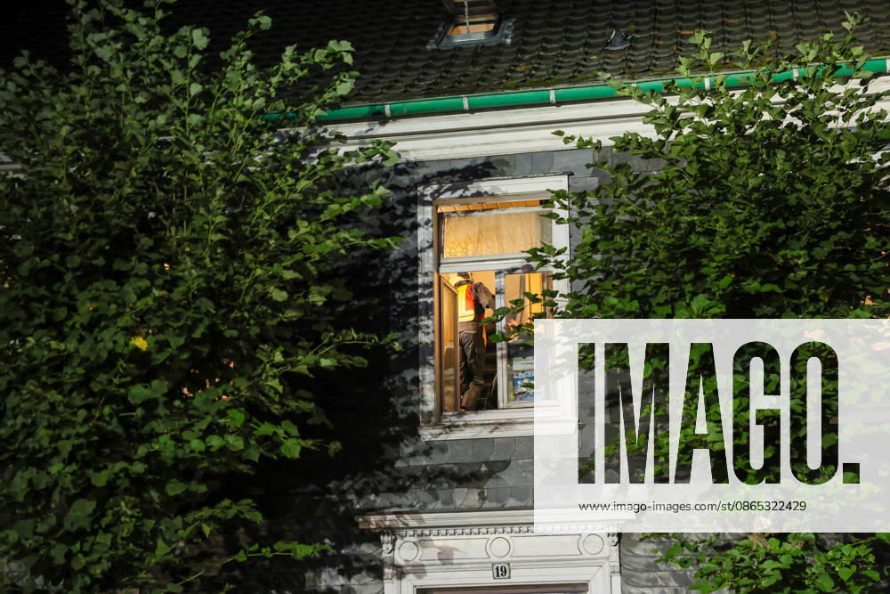 Deckeneinsturz in Mehrgenerationenhaus in Wuppertal-Beyenburg Großes Glück hatten die neun Bewohner eines Mehrgenerationenhauses im beschaulichen Wuppertal-Beyenburg. Am Sonntagabend (30.08.2026) stürzten gegen 21:25 Uhr plötzlich Teile der Wohnzimmerdecke im ersten Obergeschoss ein. Nur durch Glück wurde dabei niemand verletzt. Die Bewohner konnten sich eigenständig mit ihren drei Kindern ins Freie begeben und die Feuerwehr alarmieren. Umgehend wurde die Kurvenstraße gesperrt und ein Großaufgebot von Einsatzkräften rückte an. Ein Baufachberater des Technischen Hilfswerkes stellte bei der Begutachtung fest, dass die Lehmdecke im Wohnzimmer eingestürzt war, die Holzkonstruktion des Fachwerkes war jedoch unbeschädigt. Wie ein Spr