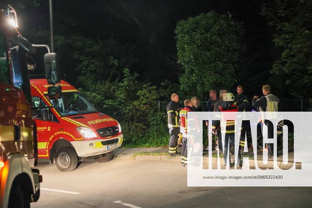 Deckeneinsturz in Mehrgenerationenhaus in Wuppertal-Beyenburg Großes Glück hatten die neun Bewohner eines Mehrgenerationenhauses im beschaulichen Wuppertal-Beyenburg. Am Sonntagabend (30.08.2026) stürzten gegen 21:25 Uhr plötzlich Teile der Wohnzimmerdecke im ersten Obergeschoss ein. Nur durch Glück wurde dabei niemand verletzt. Die Bewohner konnten sich eigenständig mit ihren drei Kindern ins Freie begeben und die Feuerwehr alarmieren. Umgehend wurde die Kurvenstraße gesperrt und ein Großaufgebot von Einsatzkräften rückte an. Ein Baufachberater des Technischen Hilfswerkes stellte bei der Begutachtung fest, dass die Lehmdecke im Wohnzimmer eingestürzt war, die Holzkonstruktion des Fachwerkes war jedoch unbeschädigt. Wie ein Spr