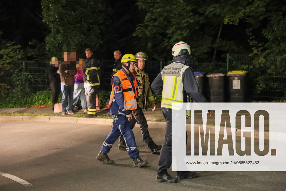 Deckeneinsturz in Mehrgenerationenhaus in Wuppertal-Beyenburg Großes Glück hatten die neun Bewohner eines Mehrgenerationenhauses im beschaulichen Wuppertal-Beyenburg. Am Sonntagabend (30.08.2026) stürzten gegen 21:25 Uhr plötzlich Teile der Wohnzimmerdecke im ersten Obergeschoss ein. Nur durch Glück wurde dabei niemand verletzt. Die Bewohner konnten sich eigenständig mit ihren drei Kindern ins Freie begeben und die Feuerwehr alarmieren. Umgehend wurde die Kurvenstraße gesperrt und ein Großaufgebot von Einsatzkräften rückte an. Ein Baufachberater des Technischen Hilfswerkes stellte bei der Begutachtung fest, dass die Lehmdecke im Wohnzimmer eingestürzt war, die Holzkonstruktion des Fachwerkes war jedoch unbeschädigt. Wie ein Spr