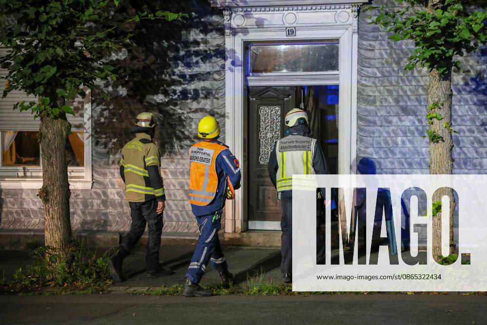 Deckeneinsturz in Mehrgenerationenhaus in Wuppertal-Beyenburg Großes Glück hatten die neun Bewohner eines Mehrgenerationenhauses im beschaulichen Wuppertal-Beyenburg. Am Sonntagabend (30.08.2026) stürzten gegen 21:25 Uhr plötzlich Teile der Wohnzimmerdecke im ersten Obergeschoss ein. Nur durch Glück wurde dabei niemand verletzt. Die Bewohner konnten sich eigenständig mit ihren drei Kindern ins Freie begeben und die Feuerwehr alarmieren. Umgehend wurde die Kurvenstraße gesperrt und ein Großaufgebot von Einsatzkräften rückte an. Ein Baufachberater des Technischen Hilfswerkes stellte bei der Begutachtung fest, dass die Lehmdecke im Wohnzimmer eingestürzt war, die Holzkonstruktion des Fachwerkes war jedoch unbeschädigt. Wie ein Spr