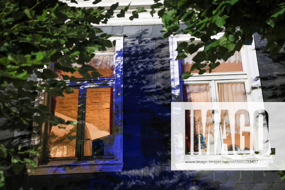 Deckeneinsturz in Mehrgenerationenhaus in Wuppertal-Beyenburg Großes Glück hatten die neun Bewohner eines Mehrgenerationenhauses im beschaulichen Wuppertal-Beyenburg. Am Sonntagabend (30.08.2026) stürzten gegen 21:25 Uhr plötzlich Teile der Wohnzimmerdecke im ersten Obergeschoss ein. Nur durch Glück wurde dabei niemand verletzt. Die Bewohner konnten sich eigenständig mit ihren drei Kindern ins Freie begeben und die Feuerwehr alarmieren. Umgehend wurde die Kurvenstraße gesperrt und ein Großaufgebot von Einsatzkräften rückte an. Ein Baufachberater des Technischen Hilfswerkes stellte bei der Begutachtung fest, dass die Lehmdecke im Wohnzimmer eingestürzt war, die Holzkonstruktion des Fachwerkes war jedoch unbeschädigt. Wie ein Spr