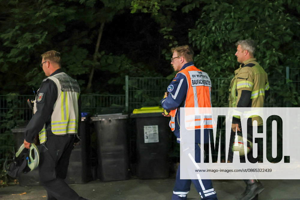 Deckeneinsturz in Mehrgenerationenhaus in Wuppertal-Beyenburg Großes Glück hatten die neun Bewohner eines Mehrgenerationenhauses im beschaulichen Wuppertal-Beyenburg. Am Sonntagabend (30.08.2026) stürzten gegen 21:25 Uhr plötzlich Teile der Wohnzimmerdecke im ersten Obergeschoss ein. Nur durch Glück wurde dabei niemand verletzt. Die Bewohner konnten sich eigenständig mit ihren drei Kindern ins Freie begeben und die Feuerwehr alarmieren. Umgehend wurde die Kurvenstraße gesperrt und ein Großaufgebot von Einsatzkräften rückte an. Ein Baufachberater des Technischen Hilfswerkes stellte bei der Begutachtung fest, dass die Lehmdecke im Wohnzimmer eingestürzt war, die Holzkonstruktion des Fachwerkes war jedoch unbeschädigt. Wie ein Spr