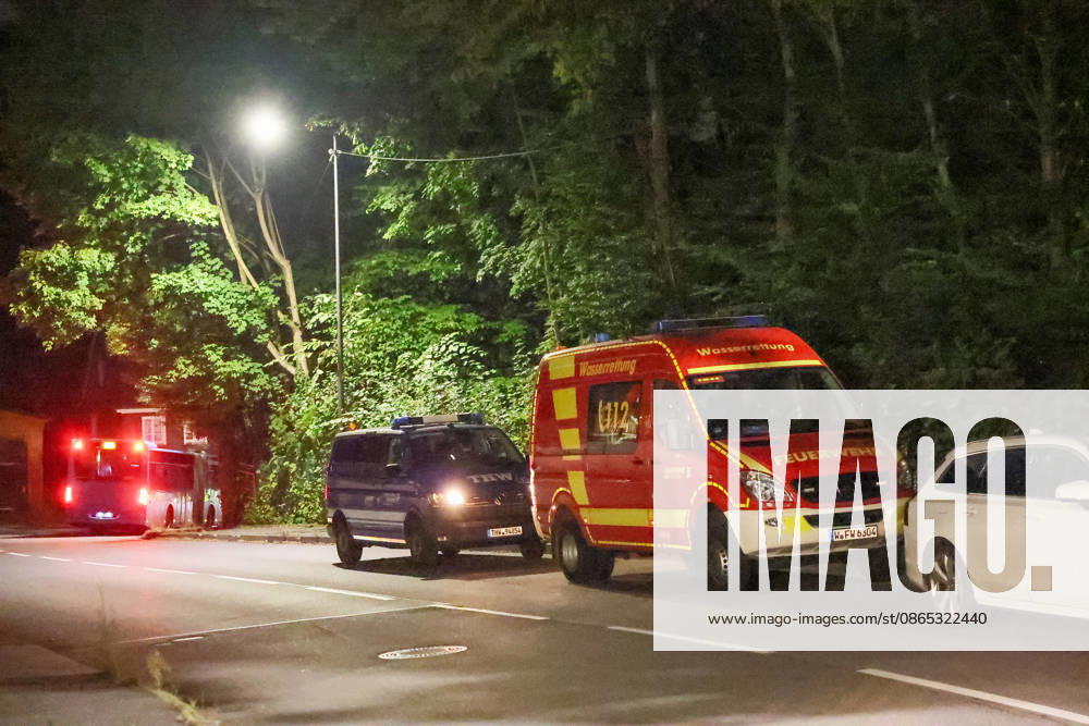 Deckeneinsturz in Mehrgenerationenhaus in Wuppertal-Beyenburg Großes Glück hatten die neun Bewohner eines Mehrgenerationenhauses im beschaulichen Wuppertal-Beyenburg. Am Sonntagabend (30.08.2026) stürzten gegen 21:25 Uhr plötzlich Teile der Wohnzimmerdecke im ersten Obergeschoss ein. Nur durch Glück wurde dabei niemand verletzt. Die Bewohner konnten sich eigenständig mit ihren drei Kindern ins Freie begeben und die Feuerwehr alarmieren. Umgehend wurde die Kurvenstraße gesperrt und ein Großaufgebot von Einsatzkräften rückte an. Ein Baufachberater des Technischen Hilfswerkes stellte bei der Begutachtung fest, dass die Lehmdecke im Wohnzimmer eingestürzt war, die Holzkonstruktion des Fachwerkes war jedoch unbeschädigt. Wie ein Spr