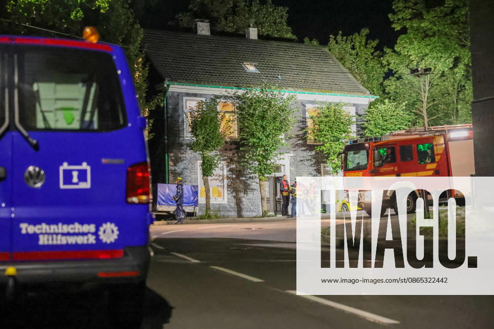 Deckeneinsturz in Mehrgenerationenhaus in Wuppertal-Beyenburg Großes Glück hatten die neun Bewohner eines Mehrgenerationenhauses im beschaulichen Wuppertal-Beyenburg. Am Sonntagabend (30.08.2026) stürzten gegen 21:25 Uhr plötzlich Teile der Wohnzimmerdecke im ersten Obergeschoss ein. Nur durch Glück wurde dabei niemand verletzt. Die Bewohner konnten sich eigenständig mit ihren drei Kindern ins Freie begeben und die Feuerwehr alarmieren. Umgehend wurde die Kurvenstraße gesperrt und ein Großaufgebot von Einsatzkräften rückte an. Ein Baufachberater des Technischen Hilfswerkes stellte bei der Begutachtung fest, dass die Lehmdecke im Wohnzimmer eingestürzt war, die Holzkonstruktion des Fachwerkes war jedoch unbeschädigt. Wie ein Spr