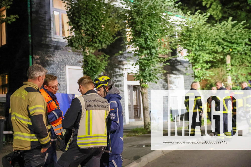 Deckeneinsturz in Mehrgenerationenhaus in Wuppertal-Beyenburg Großes Glück hatten die neun Bewohner eines Mehrgenerationenhauses im beschaulichen Wuppertal-Beyenburg. Am Sonntagabend (30.08.2026) stürzten gegen 21:25 Uhr plötzlich Teile der Wohnzimmerdecke im ersten Obergeschoss ein. Nur durch Glück wurde dabei niemand verletzt. Die Bewohner konnten sich eigenständig mit ihren drei Kindern ins Freie begeben und die Feuerwehr alarmieren. Umgehend wurde die Kurvenstraße gesperrt und ein Großaufgebot von Einsatzkräften rückte an. Ein Baufachberater des Technischen Hilfswerkes stellte bei der Begutachtung fest, dass die Lehmdecke im Wohnzimmer eingestürzt war, die Holzkonstruktion des Fachwerkes war jedoch unbeschädigt. Wie ein Spr