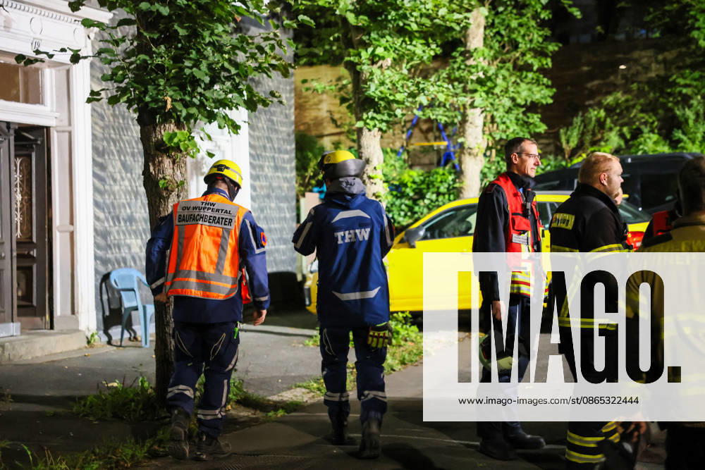 Deckeneinsturz in Mehrgenerationenhaus in Wuppertal-Beyenburg Großes Glück hatten die neun Bewohner eines Mehrgenerationenhauses im beschaulichen Wuppertal-Beyenburg. Am Sonntagabend (30.08.2026) stürzten gegen 21:25 Uhr plötzlich Teile der Wohnzimmerdecke im ersten Obergeschoss ein. Nur durch Glück wurde dabei niemand verletzt. Die Bewohner konnten sich eigenständig mit ihren drei Kindern ins Freie begeben und die Feuerwehr alarmieren. Umgehend wurde die Kurvenstraße gesperrt und ein Großaufgebot von Einsatzkräften rückte an. Ein Baufachberater des Technischen Hilfswerkes stellte bei der Begutachtung fest, dass die Lehmdecke im Wohnzimmer eingestürzt war, die Holzkonstruktion des Fachwerkes war jedoch unbeschädigt. Wie ein Spr