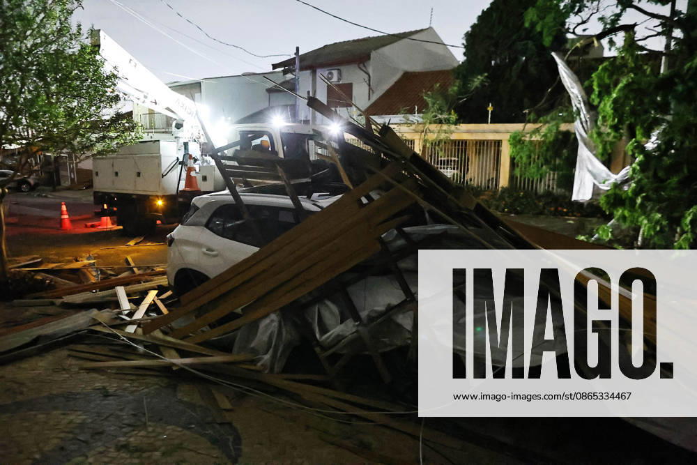 CAMPINAS, SP - 30.08.2026: TEMPORAL PROVOCA ESTRAGOS EM CAMPINAS - The storm that hit Campinas (SP) on Sunday afternoon (30) ripped the roof off the Paranapanema Health Center and the Brigida Chinaglia Costa CEI, on Rua Boaventura Lemos, in Jardim Guarani. The street was left without power and CPFL reported that it was working to restore the service. x3007585x LeandroxFerreira