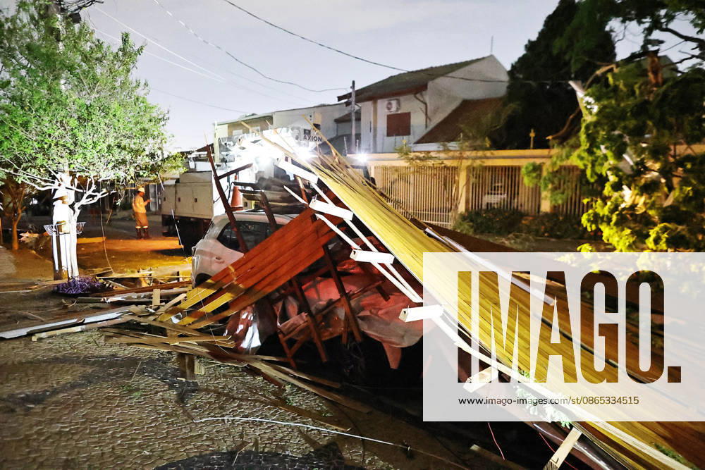 CAMPINAS, SP - 30.08.2026: TEMPORAL PROVOCA ESTRAGOS EM CAMPINAS - The storm that hit Campinas (SP) on Sunday afternoon (30) ripped the roof off the Paranapanema Health Center and the Brigida Chinaglia Costa CEI, on Rua Boaventura Lemos, in Jardim Guarani. The street was left without power and CPFL reported that it was working to restore the service. x3007593x LeandroxFerreira