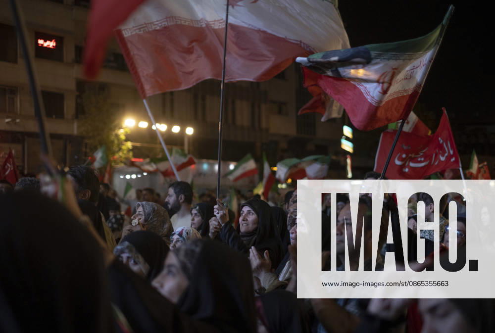 Nightly Pro-Government Rally In Tehran, Iran Pro-government supporters wave Iranian national flags during a nightly rally in downtown Tehran, Iran, on August 30, 2026. U.S. forces strike two Iranian military launchers on Larak Island in the Strait of Hormuz on August 30, in the first reported U.S. attack on Iranian territory since late July. Tehran Tehran Iran