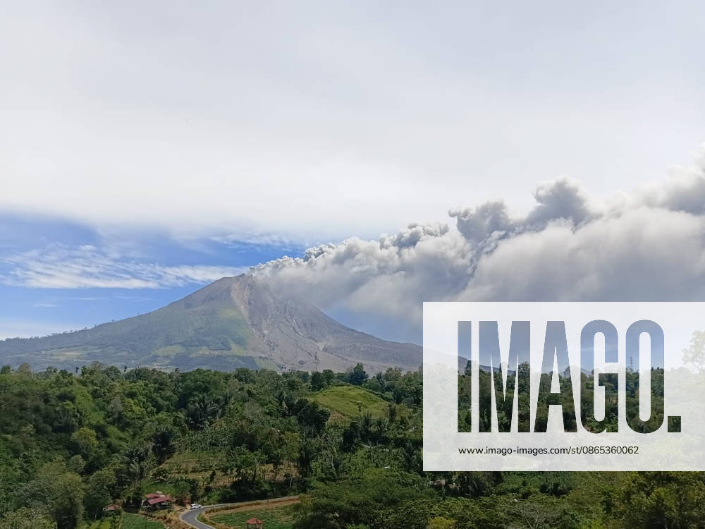 Mount Sinabung erupts in Indonesia, spewing ash 3.5 kilometers into sky KARO, INDONESIA - AUGUST 31: A thick column of volcanic ash rises from Mount Sinabung during an eruption in Karo Regency, North Sumatra, Indonesia, on August 31, 2026. The volcano erupted on Monday morning, sending a thick column of volcanic ash approximately 3,500 meters (3.5 kilometers) above its summit. Riski Cahyadi Anadolu Karo Indonesia. Editorial use only. Please get in touch for any other usage.