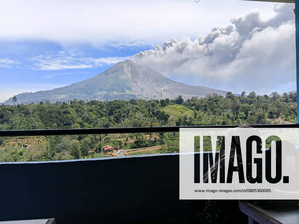 Mount Sinabung erupts in Indonesia, spewing ash 3.5 kilometers into sky KARO, INDONESIA - AUGUST 31: A thick column of volcanic ash rises from Mount Sinabung during an eruption in Karo Regency, North Sumatra, Indonesia, on August 31, 2026. The volcano erupted on Monday morning, sending a thick column of volcanic ash approximately 3,500 meters (3.5 kilometers) above its summit. Riski Cahyadi Anadolu Karo Indonesia. Editorial use only. Please get in touch for any other usage.