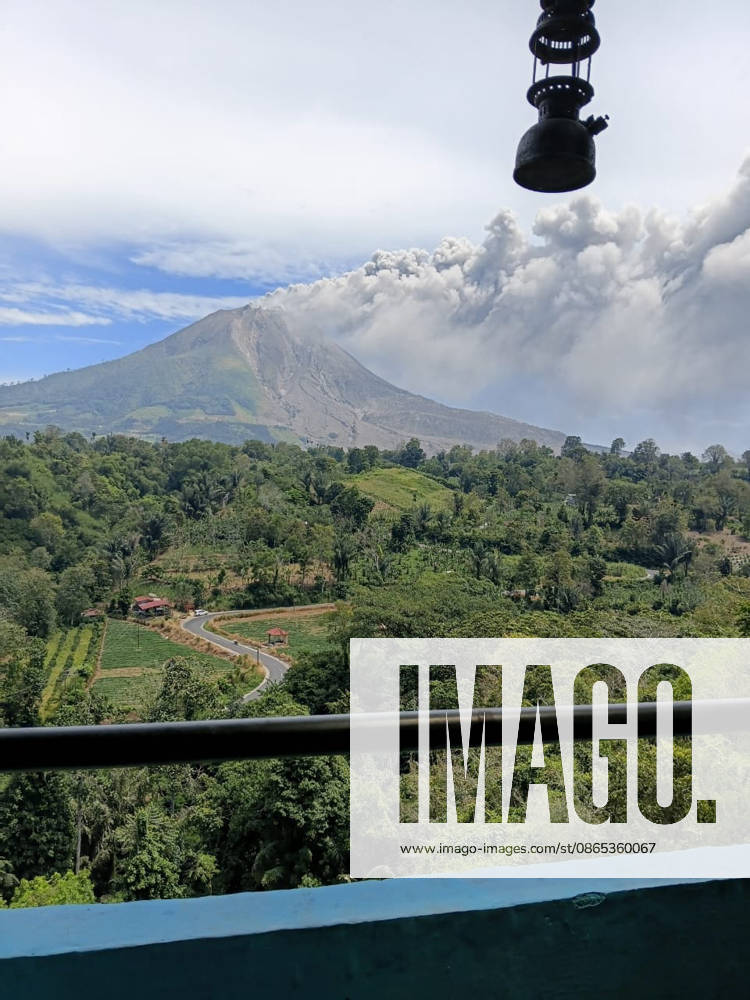 Mount Sinabung erupts in Indonesia, spewing ash 3.5 kilometers into sky KARO, INDONESIA - AUGUST 31: A thick column of volcanic ash rises from Mount Sinabung during an eruption in Karo Regency, North Sumatra, Indonesia, on August 31, 2026. The volcano erupted on Monday morning, sending a thick column of volcanic ash approximately 3,500 meters (3.5 kilometers) above its summit. Riski Cahyadi Anadolu Karo Indonesia. Editorial use only. Please get in touch for any other usage.