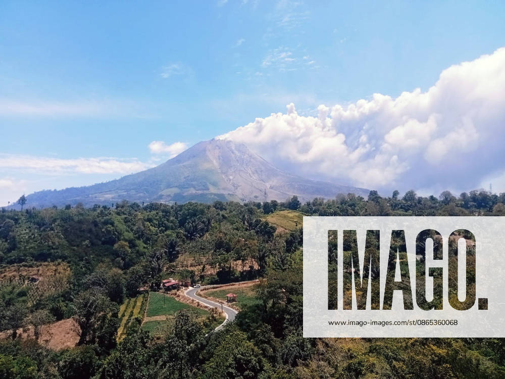 Mount Sinabung erupts in Indonesia, spewing ash 3.5 kilometers into sky KARO, INDONESIA - AUGUST 31: A thick column of volcanic ash rises from Mount Sinabung during an eruption in Karo Regency, North Sumatra, Indonesia, on August 31, 2026. The volcano erupted on Monday morning, sending a thick column of volcanic ash approximately 3,500 meters (3.5 kilometers) above its summit. Riski Cahyadi Anadolu Karo Indonesia. Editorial use only. Please get in touch for any other usage.