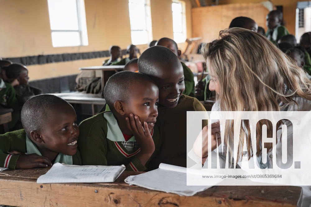 Volunteer teacher engages with young African students Nairobi, Nairobi County, Kenya CR_VAFF260827-2116239-01 ,model released, Symbolfoto ,property released