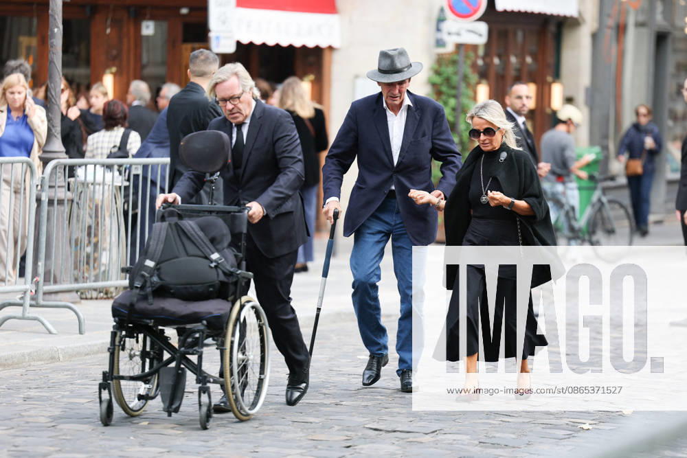 Nicolas Altmayer Funeral - Paris Guests and relatives during the funeral of French film producer Nicolas Altmayer at Saint Germain des Pres church in Paris, France on August 31, 2026. He was the co-founder of Mandarin Compagnie, and died in a car accident with his partner, Dior executive Mathilde Favier on August 17, aged 61 and 57, respectively. Photo by Raphael Lafargue ABACAPRESS.COM Paris France